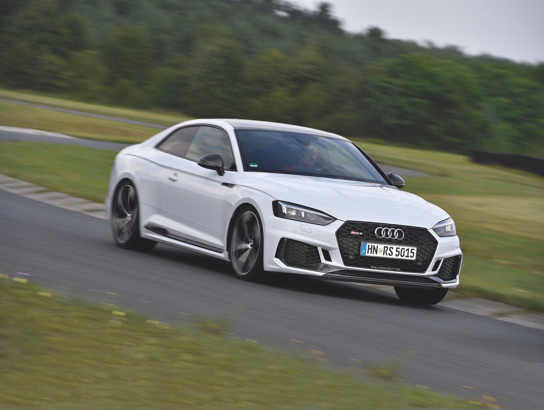 Jeden prycha, drugi dymi - Audi RS5 kontra BMW M4 na torze