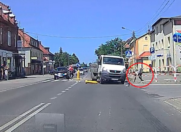 Kierowca dostawczaka brutalnie potrącił pieszego na pasach