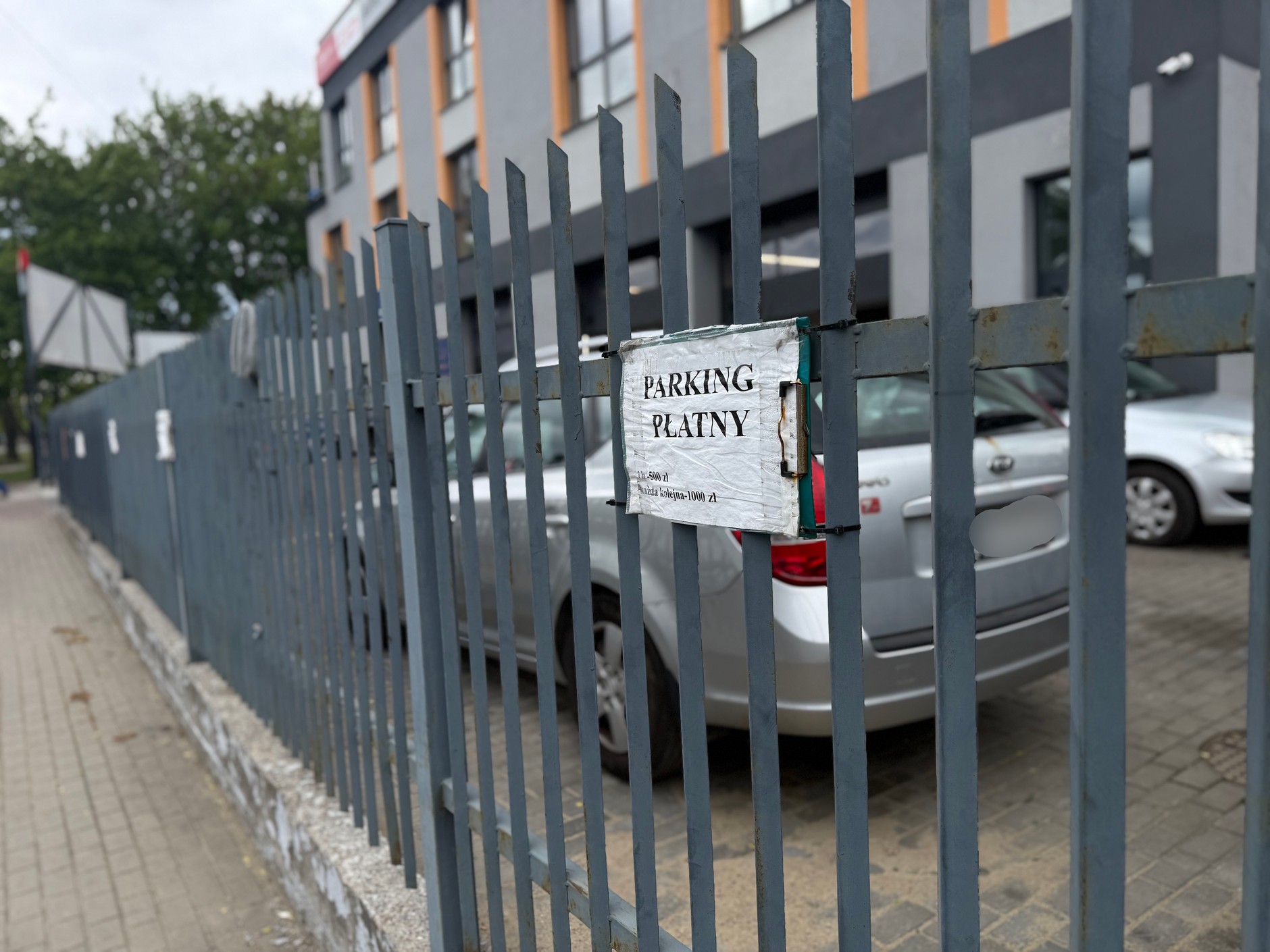 Ogłoszenia z absurdalnym cennikiem były na tyle widoczne, że nie sposób ich nie zauważyć