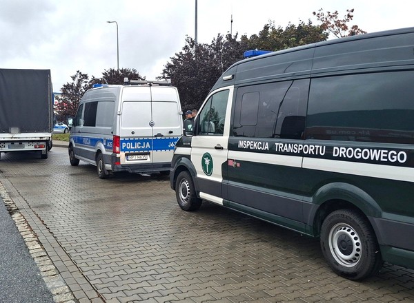 Pokazali inspektorom ITD po dwa dowody rejestracyjne. Sprawę przejęła policja