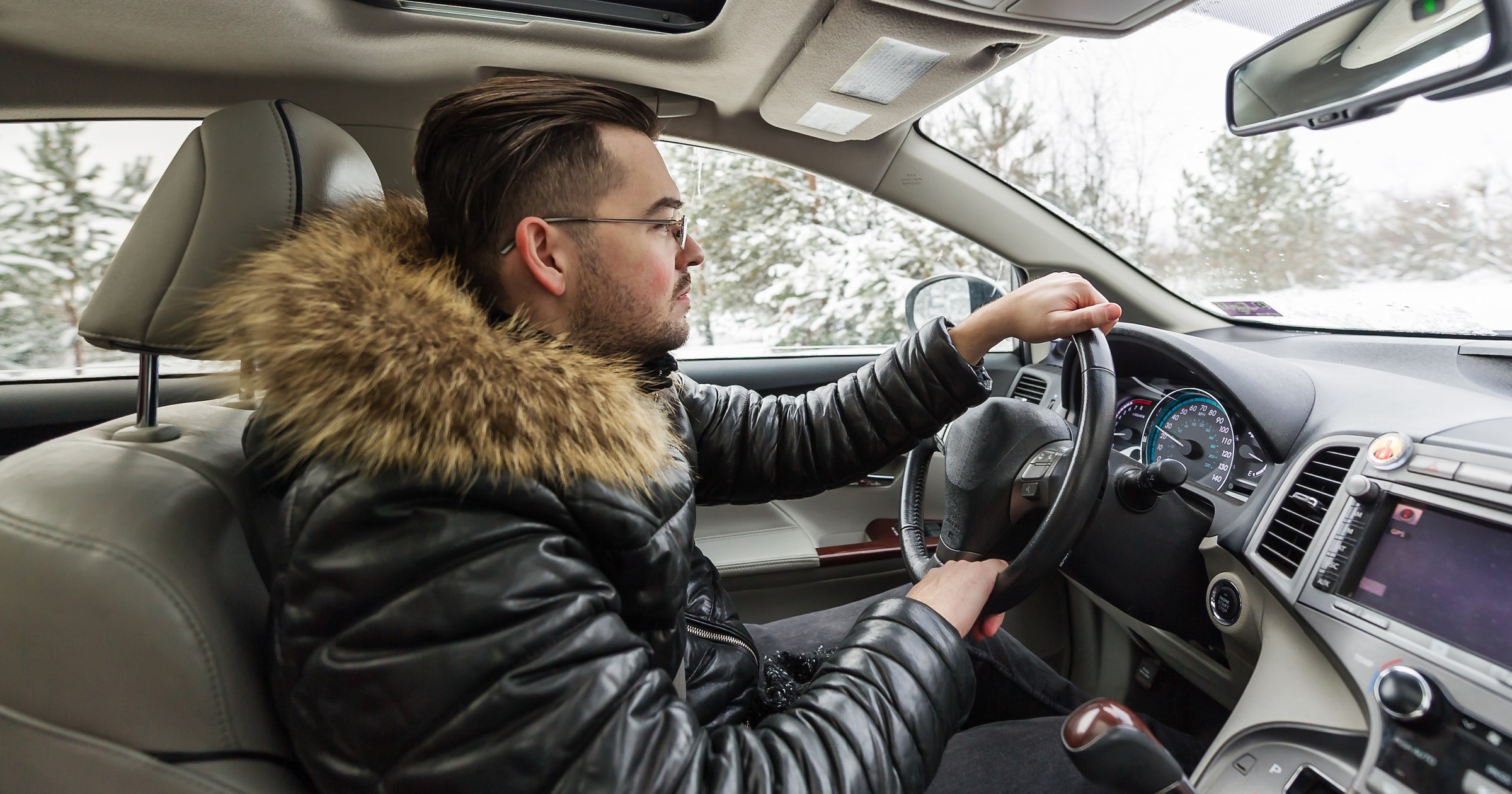 Prowadzenie samochodu w kurtce zimowej