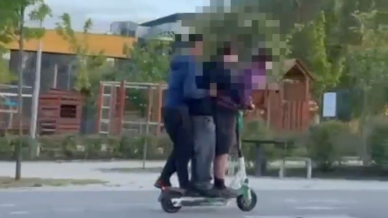 Trzy osoby na hulajnodze elektrycznej