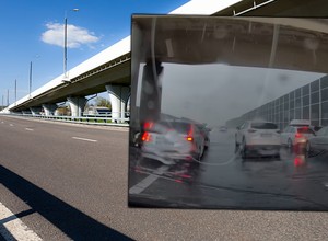 Kierowcy blokowali A4, chowając się pod wiaduktem przed gradem. "Narażają życie swoje i innych" [Nagranie]