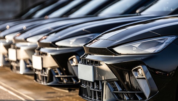 Cupry Leon VZ Sportstourer nieoznakowanymi radiowozami policji