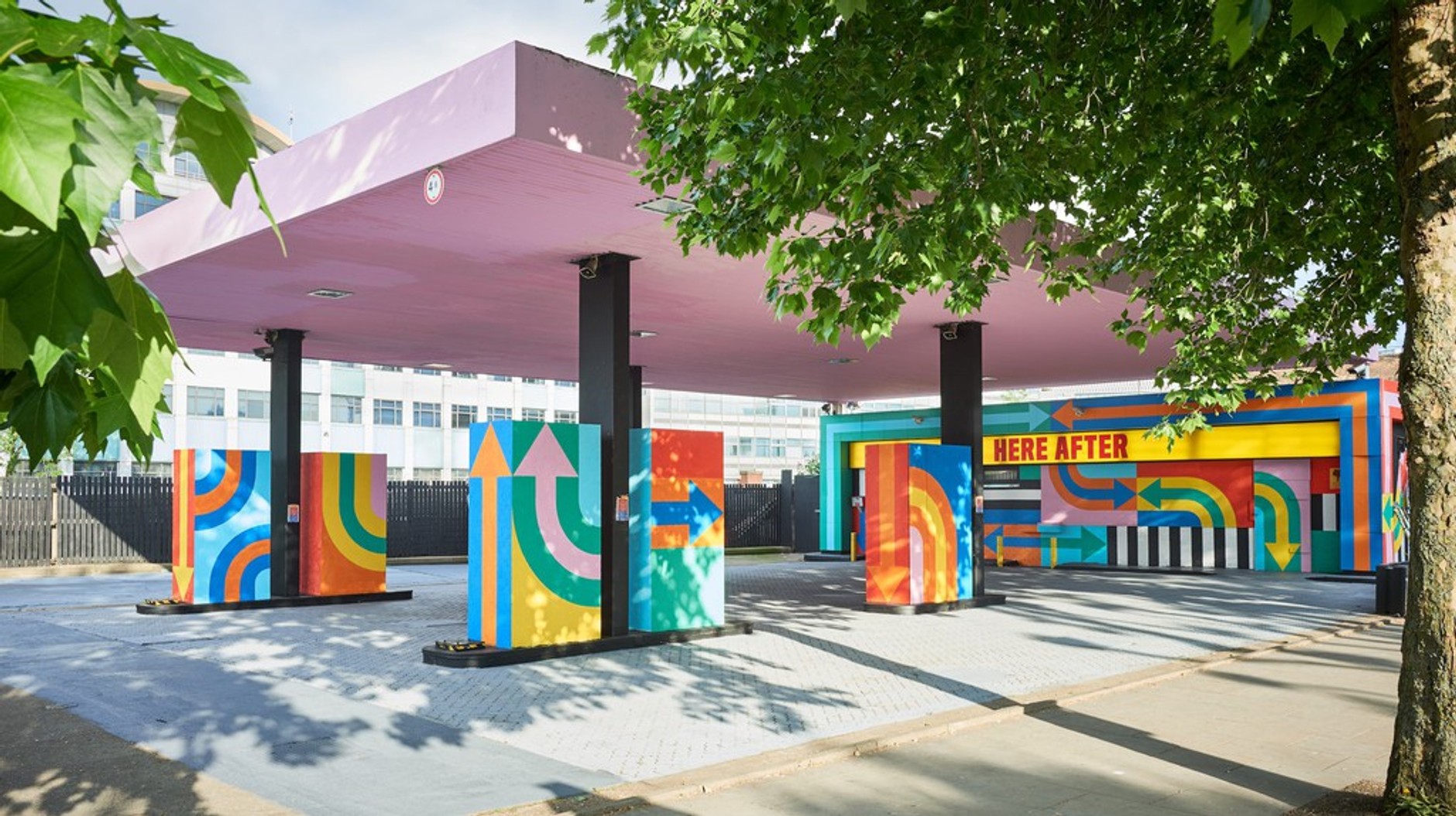 Pop Art na zamkniętej stacji w Londynie, Wielka Brytanii