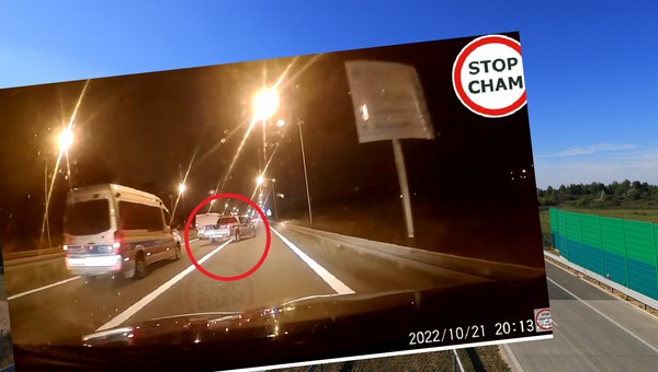 "Policyjny szeryf" na zjeździe z autostrady. Absurdalne nagranie błyskawicznie obiegło sieć