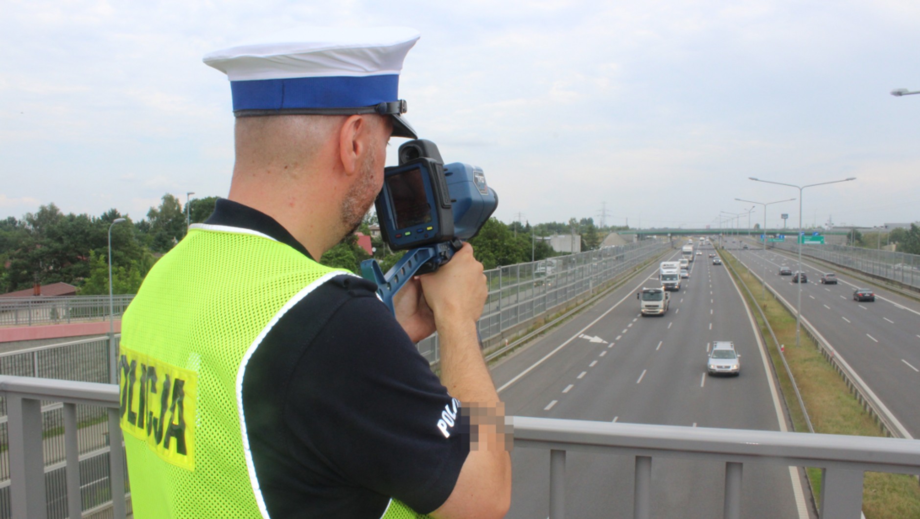 Policjant mierzący odległość między pojazdami w ruchu