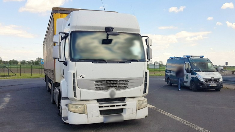 Ciężarówki zostały zatrzymane do kontroli drogowej przez ITD