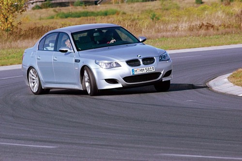 Które auto jest bardziej sportowe?