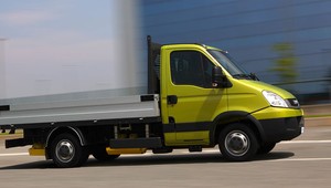 Wichury w Polsce. Wiatr powalił Iveco na trasie S3 [Nagranie]