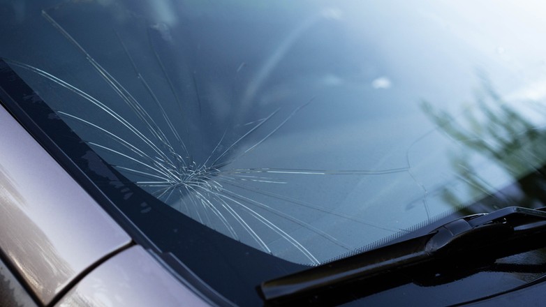 Uszkodzona szyba w samochodzie