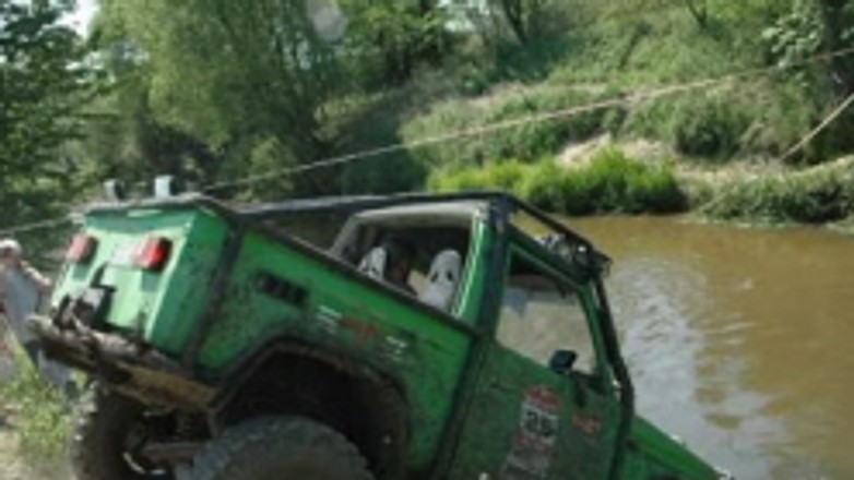 Terenówki V8 zdominowały zawody w off-roadzie