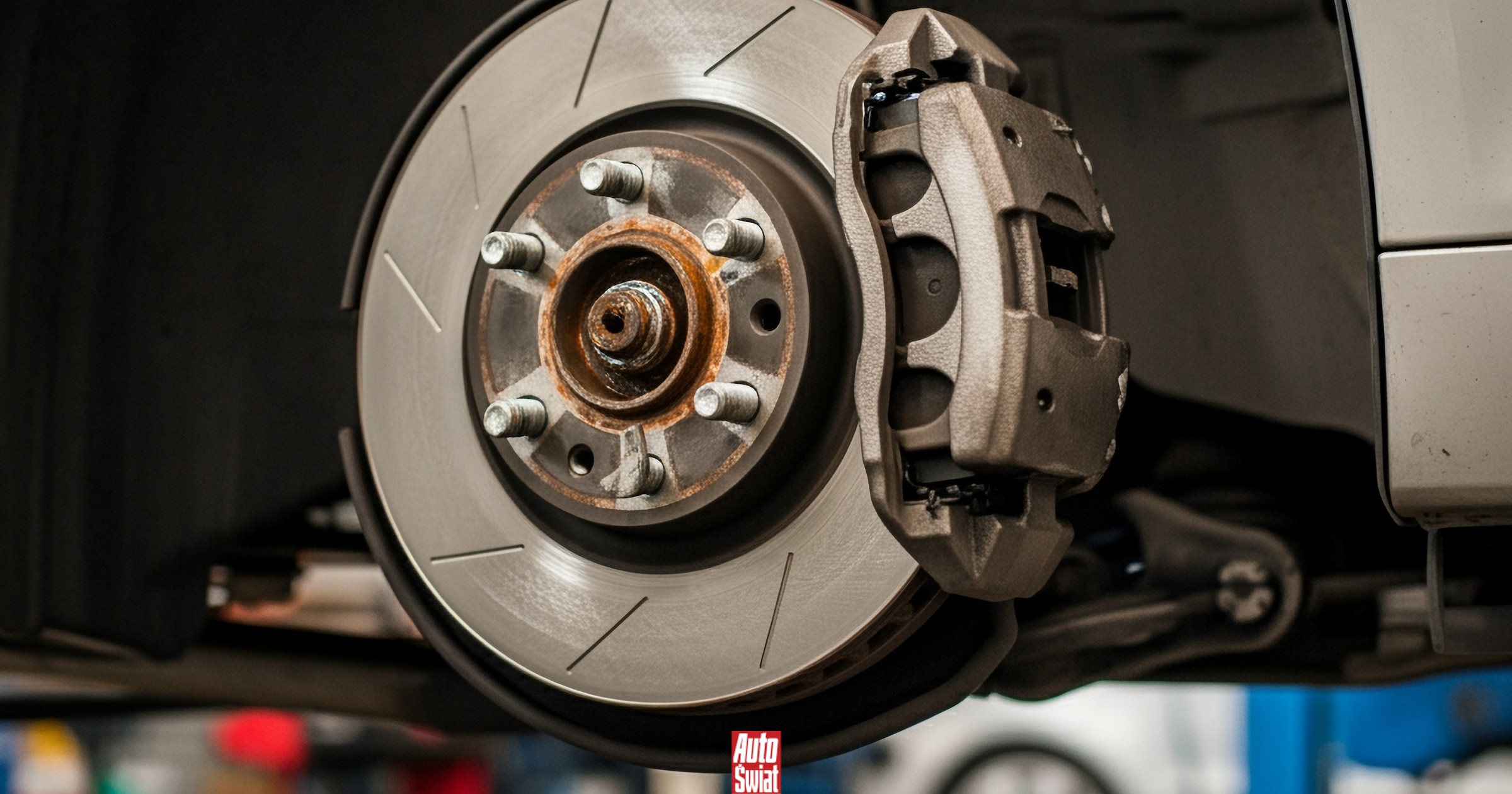 Pan Piotr miał wymienić w aucie klocki hamulcowe. Zdziwił się, gdy zadzwonił do drugiego serwisu