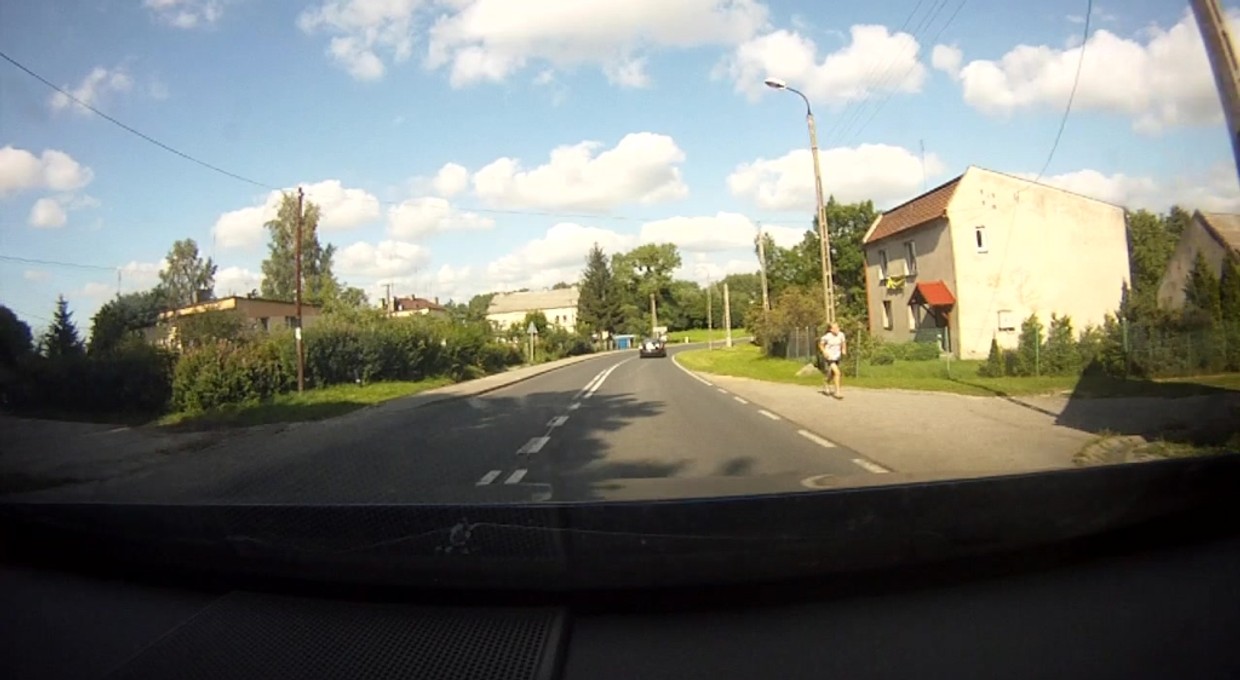 Skręcasz w prawo: czy masz ustąpić pierwszeństwa pieszemu, nawet jeśli nie ma przejścia dla pieszych?