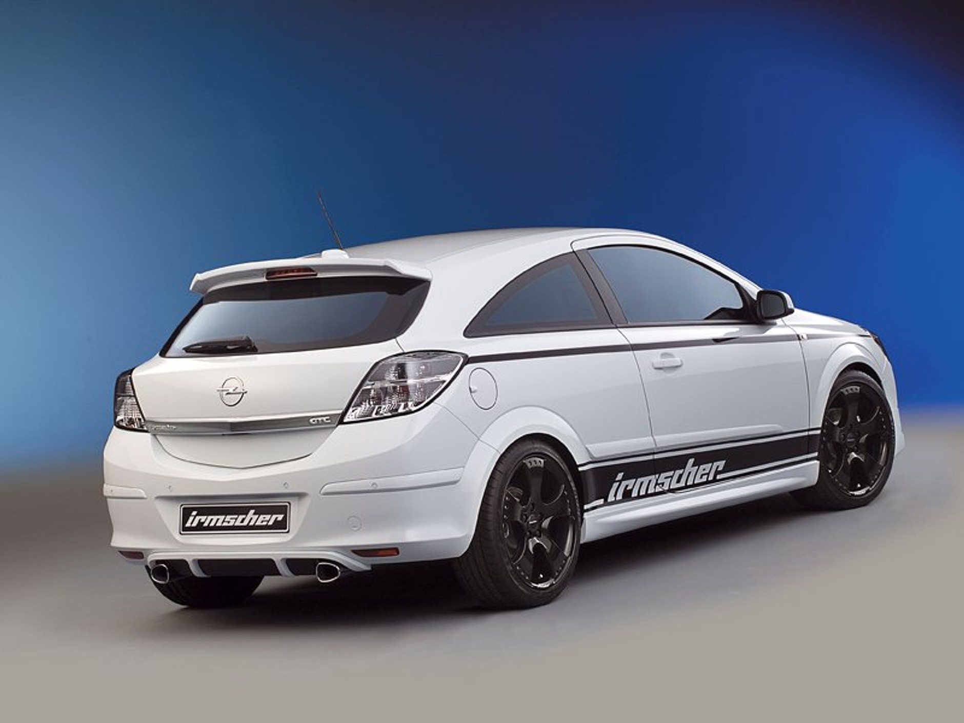 Irmscher Astra GTC Pure: biały hot-hatch