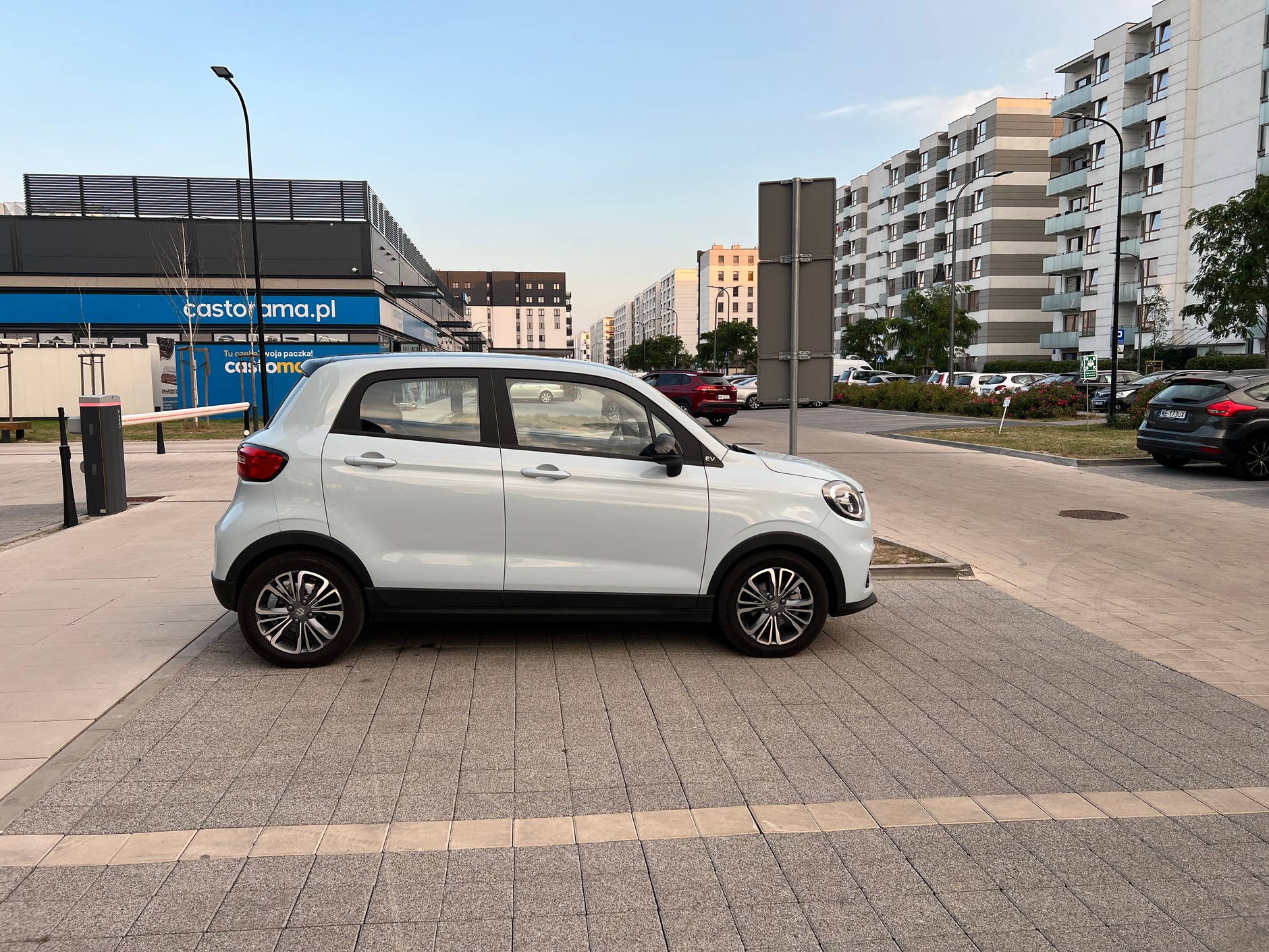 Leapmotor T03 najlepiej czuje się w mieście. Dla tego malucha niemal każde miejsce parkingowe jest wystarczająco duże