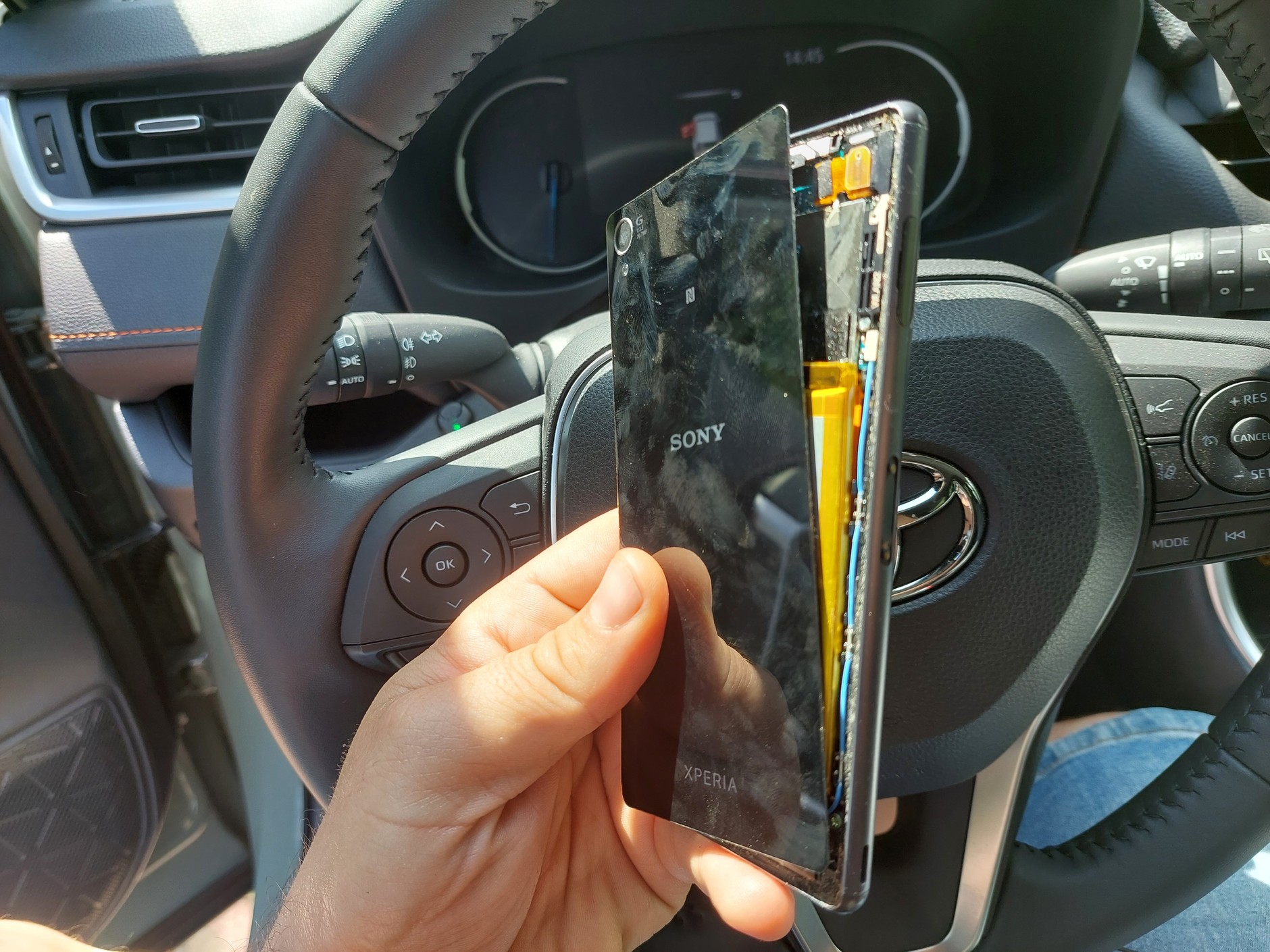 Tyle może zostać ze smartfona pozostawionego w rozgrzanym aucie