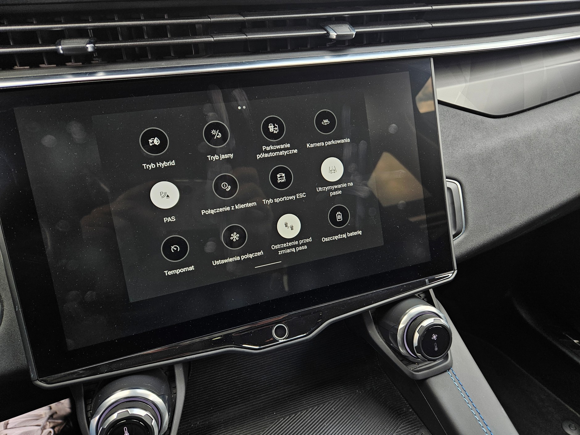 Lynk & Co 01 PHEV ma polskie menu