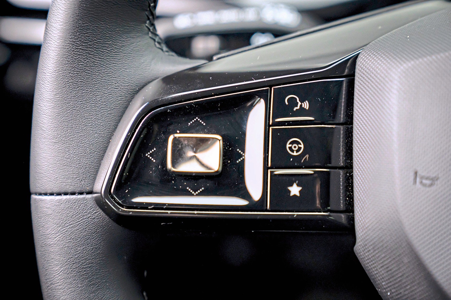 MG4 kontra Peugeot e-2008