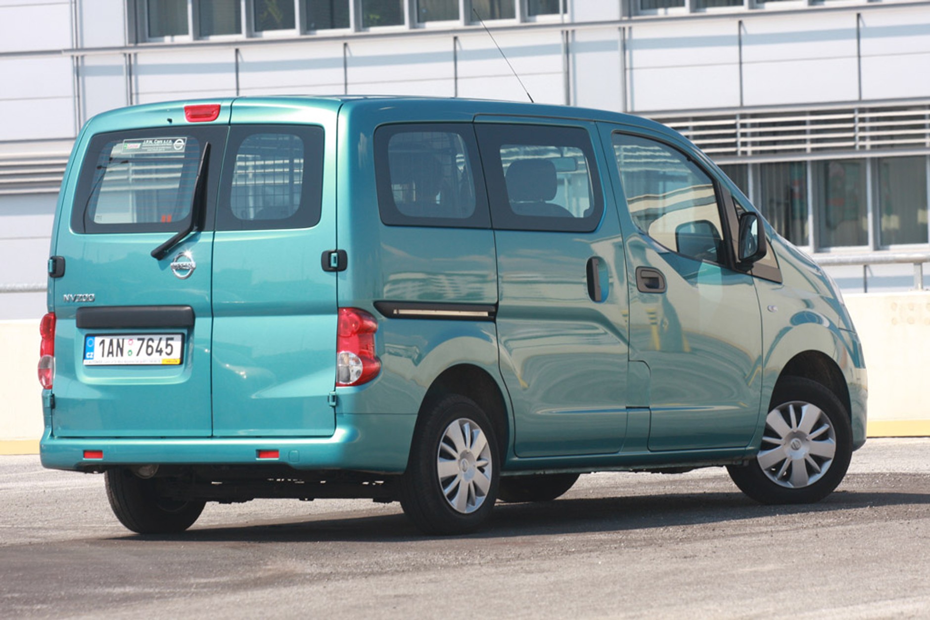 Nissan NV 200: nie rodzinny van, lecz typowy dostawczak