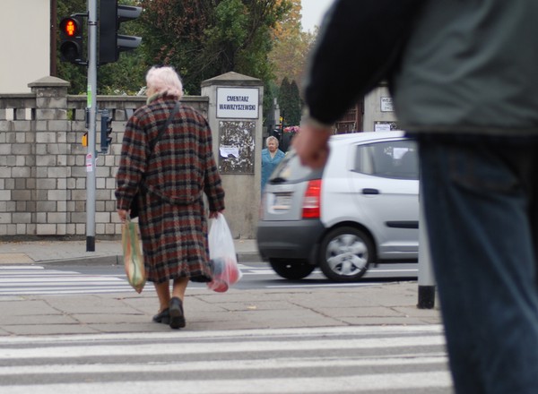 Prezydent podpisał ustawę o pierwszeństwie pieszych przy wchodzeniu na pasy i zakazie jazdy na zderzaku