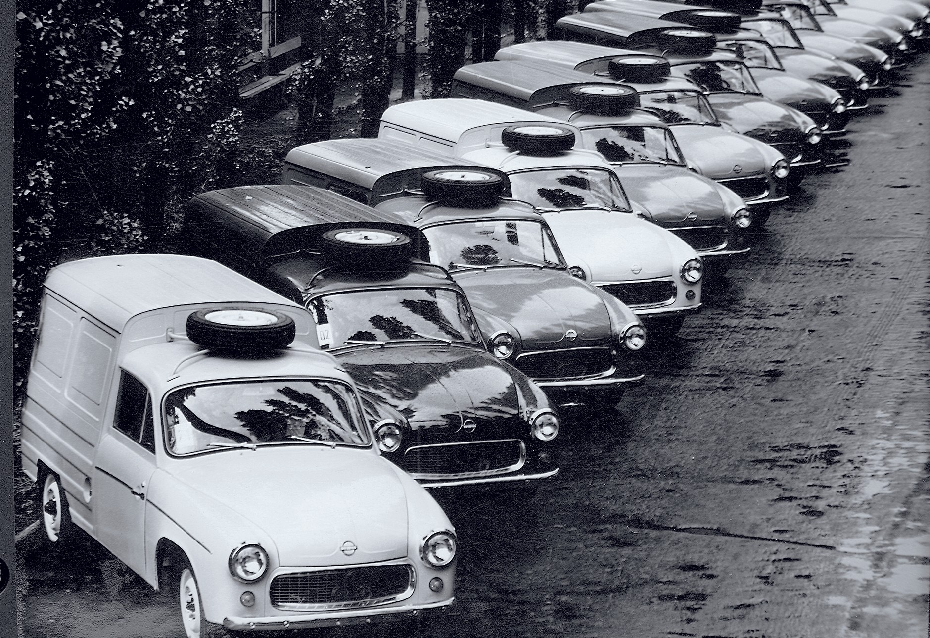 Zanim Syrena BOSTO (Bielski Pojazd Osobowo-Towarowy) weszła do produkcjiseryjnej, pierwsze egzemplarze zbudowano na modelu 104. Seryjne auto bazowało już na modelu 105.