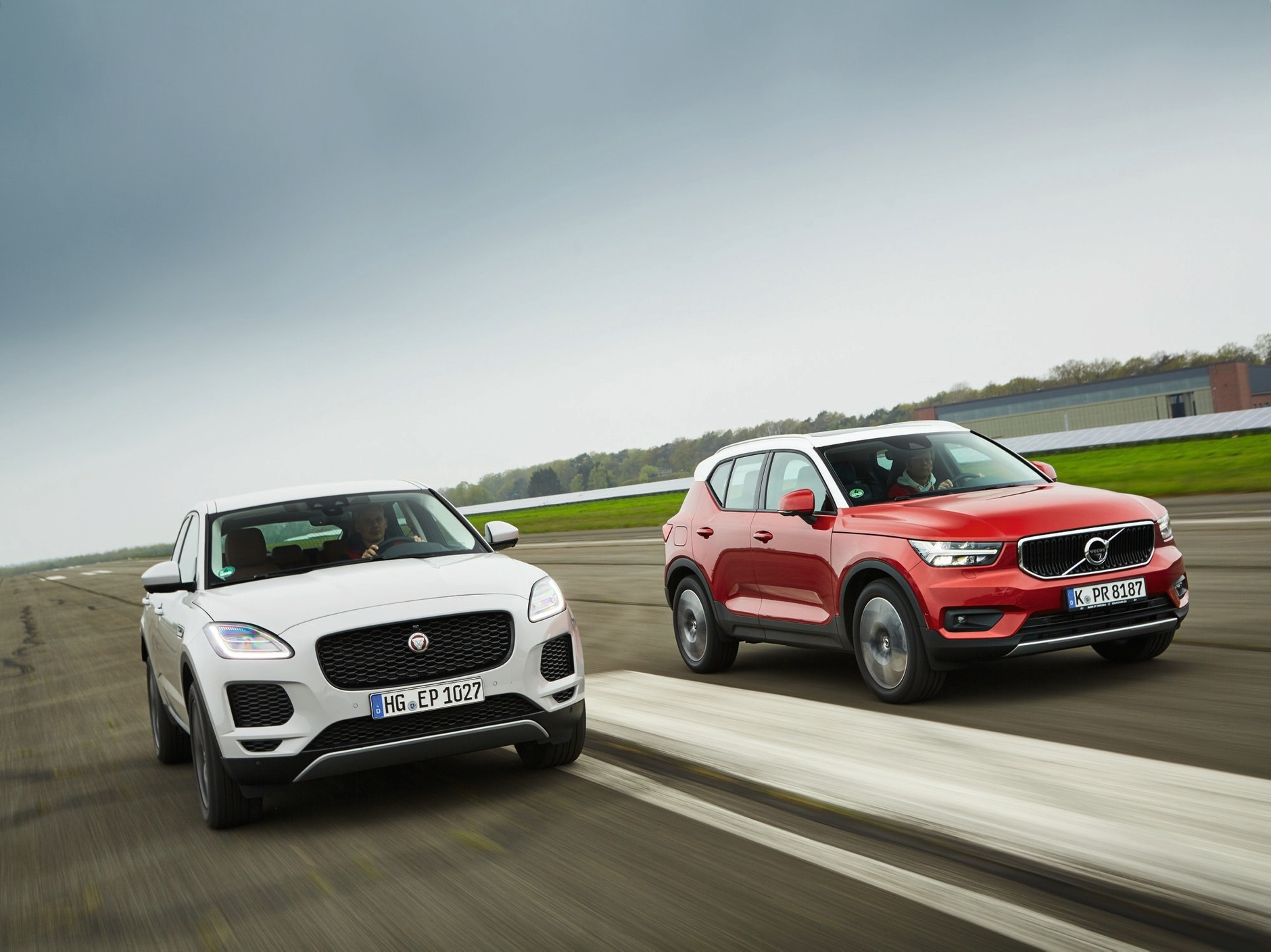 Porównanie: Jaguar E-Pace i Volvo XC 40 - małe Suv-y, duża frajda?