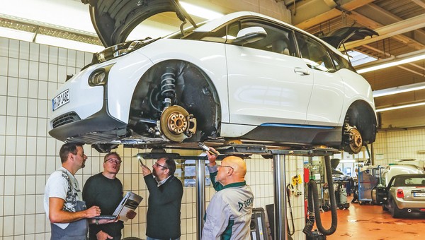 Mogą jeździć po buspasach, ale ich używanie nie zawsze jest łatwe i przyjemne.Czy warto kupić używane auto elektryczne?