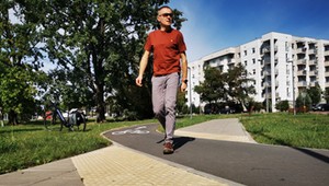 Pasów nie ma, a można przejść przez jezdnię. Wyjaśniamy, co to jest przejście sugerowane i kto ma pierwszeństwo