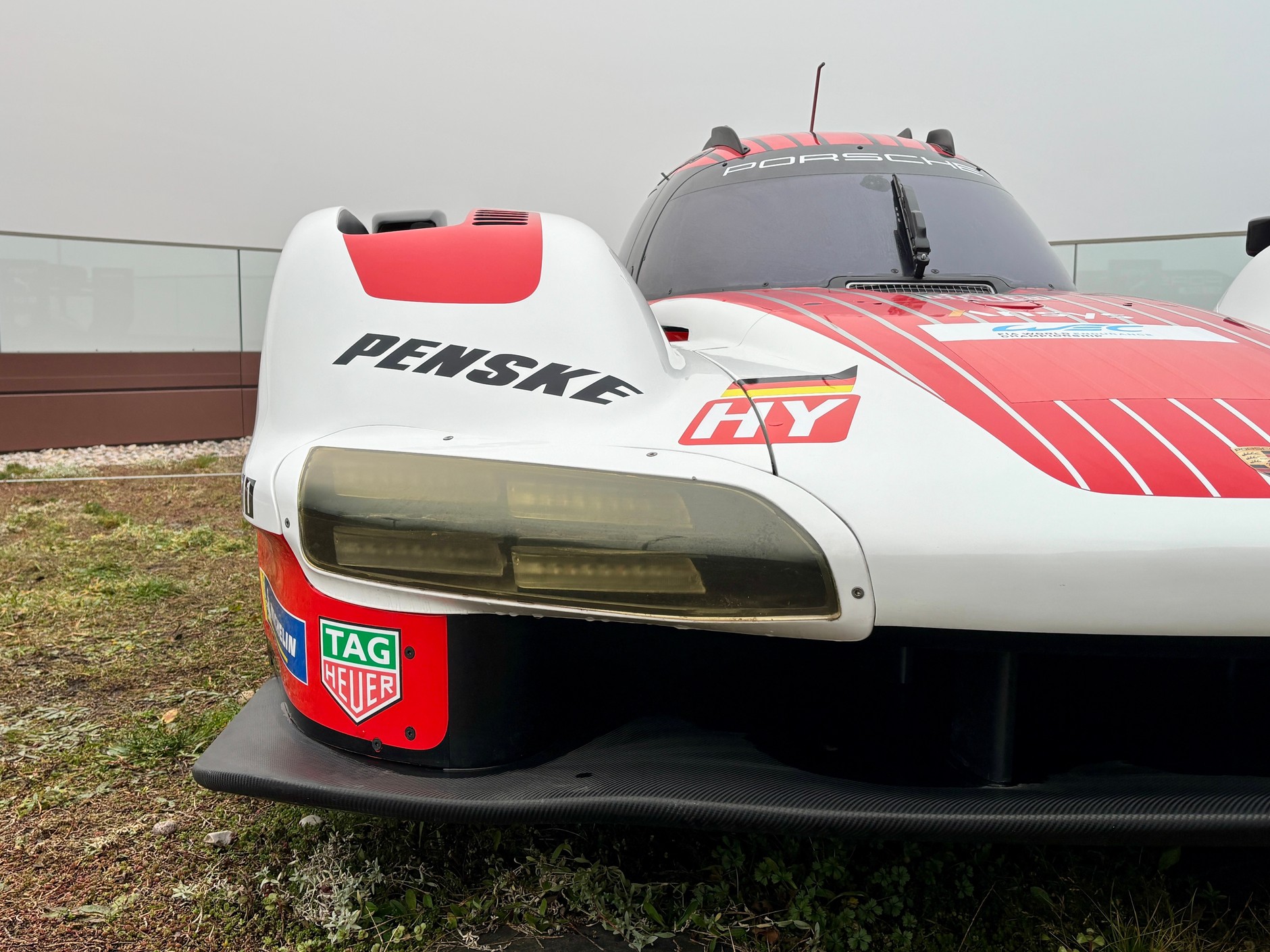 Porsche 963 na dachu biurowca w Warszawie