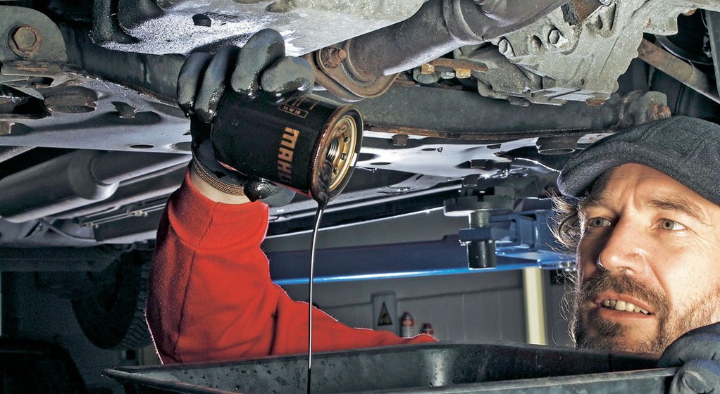 Wymiana filtra oleju to brudna robota