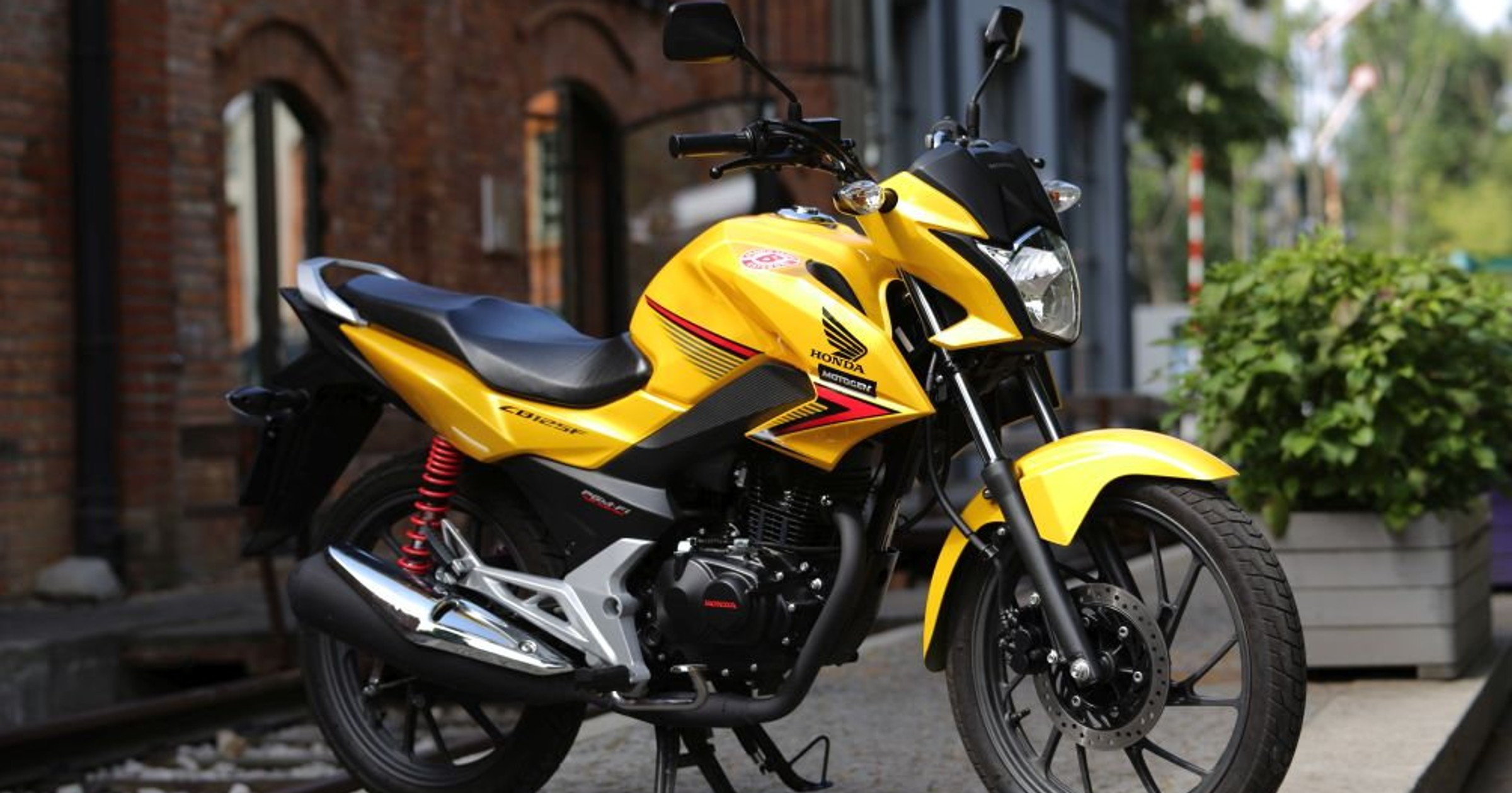 Największy wzrost nowych rejestracji zanotowano w segmencie "stodwudziestekpiątek". Na zdjęciu jeden z takich motocykli - Honda CB125F