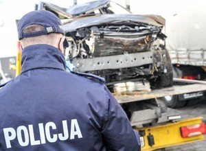 Ucieczka przed policją kradzionym autem zakończyła się w rzece [Nagranie]