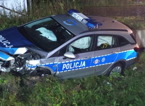 Wepchnął Matiza pod koła radiowozu i uciekł. Był pijany
