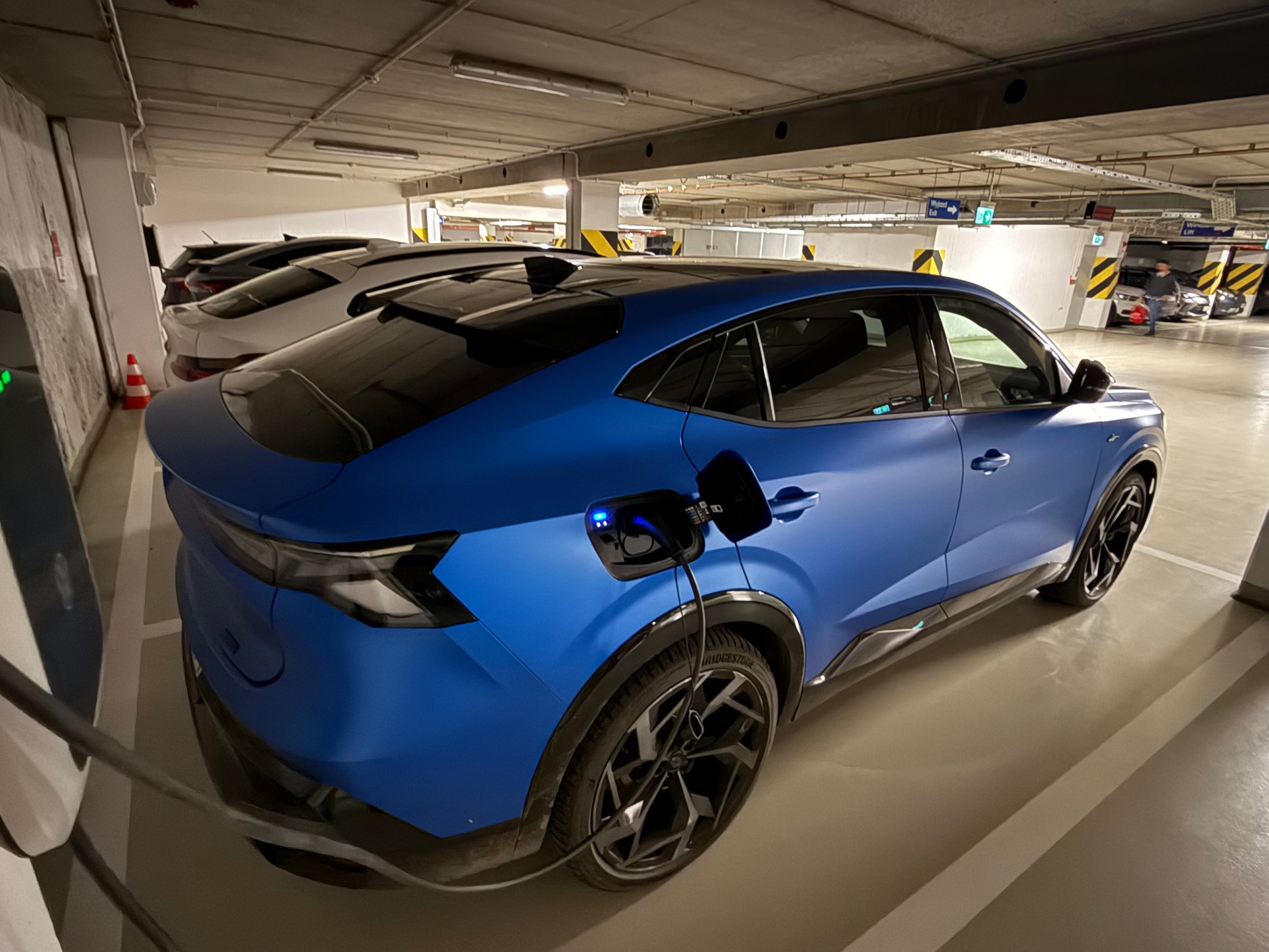 Renault Rafale e-tech 4x4 300 – 300-konna hybryda Plug-in