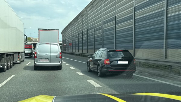 Obowiązkowa jazda na suwak: gdy jest korek i obok kończy się pas, powinniśmy wpuścić przed siebie jeden samochód jadący pasem, który się kończy lub jest zablokowany