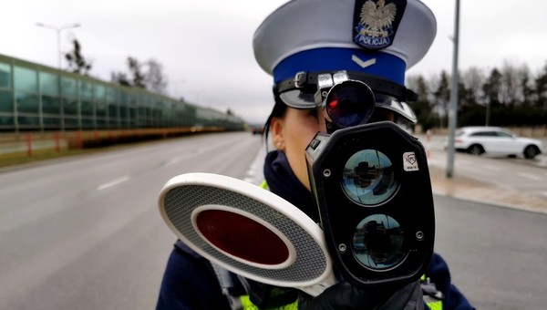 Policja ustawia się za znakiem D-42. Tysiące kierowców żegna się z prawem jazdy