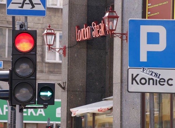 Zniknie konieczność zatrzymywania się na zielonej strzałce? Szykują się ważne zmiany dla kierowców