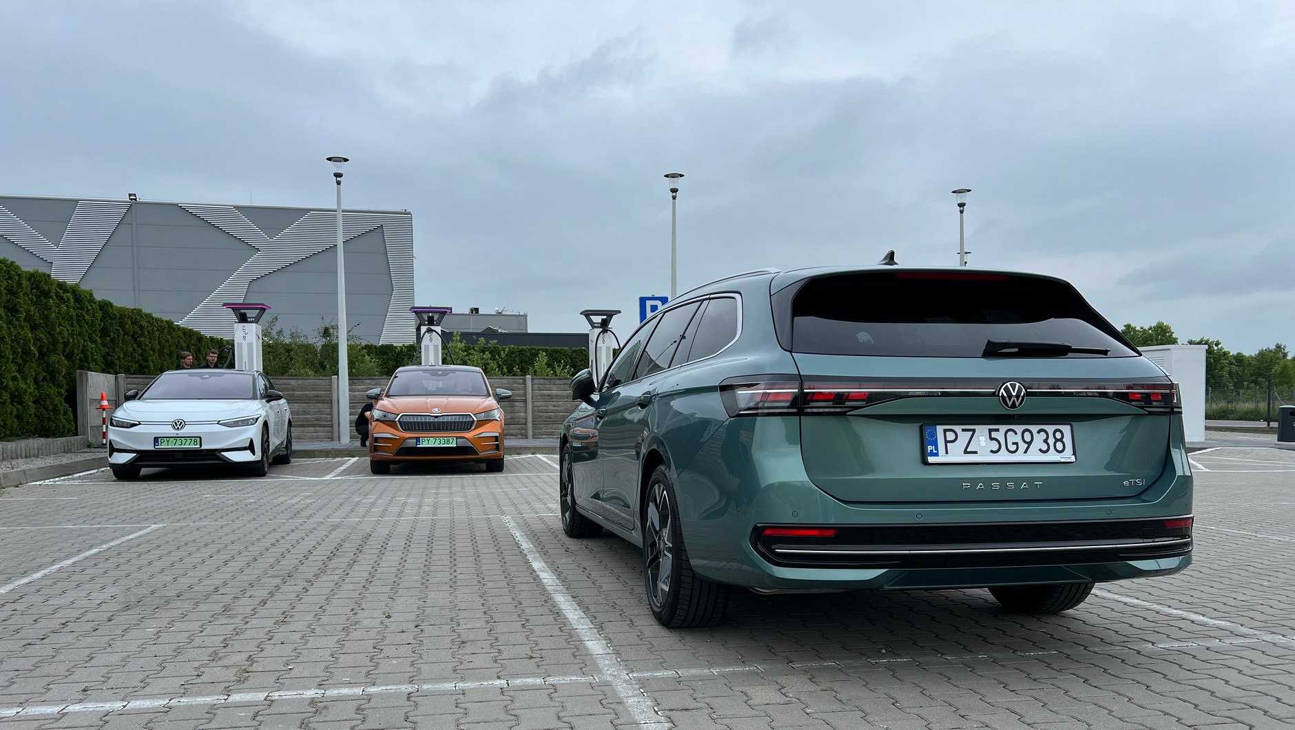 Porównanie kosztów przejazdu samochodami elektrycznymi i spalinowym