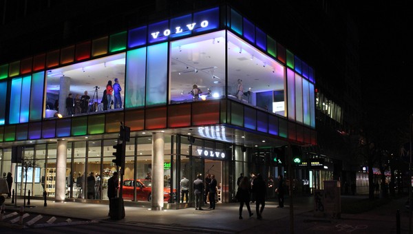 Sprzedaż aut online, czyli koniec z tradycyjnymi salonami – zostaną tylko tzw. showroomy?