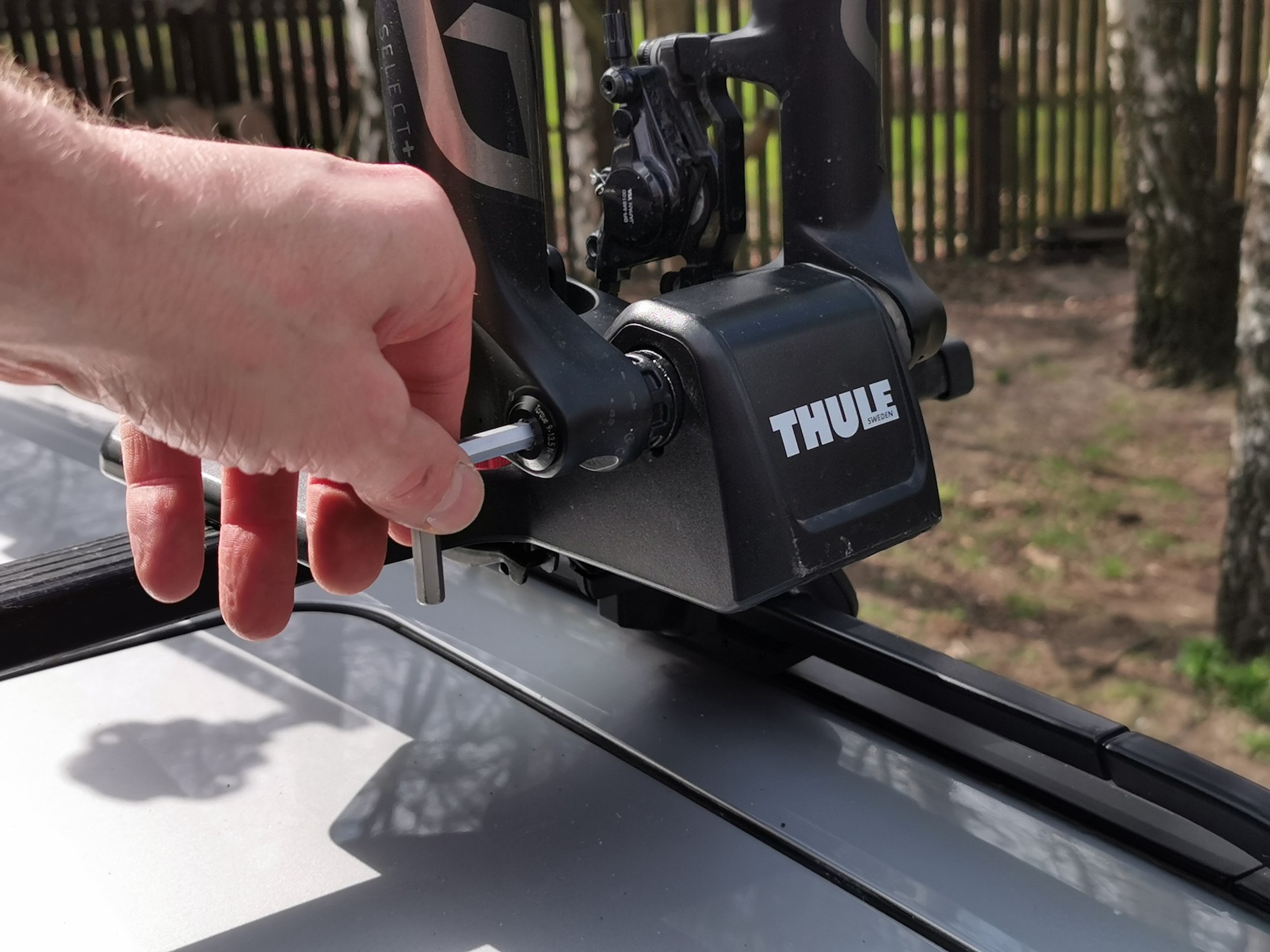 Thule FastRide 564: widelec dokręcamy do adaptera zamocowanego na uchwycie. Nie jest to zbyt wygodne, gdyż na wstępnym etapie rower trzeba trzymać jedną ręką.