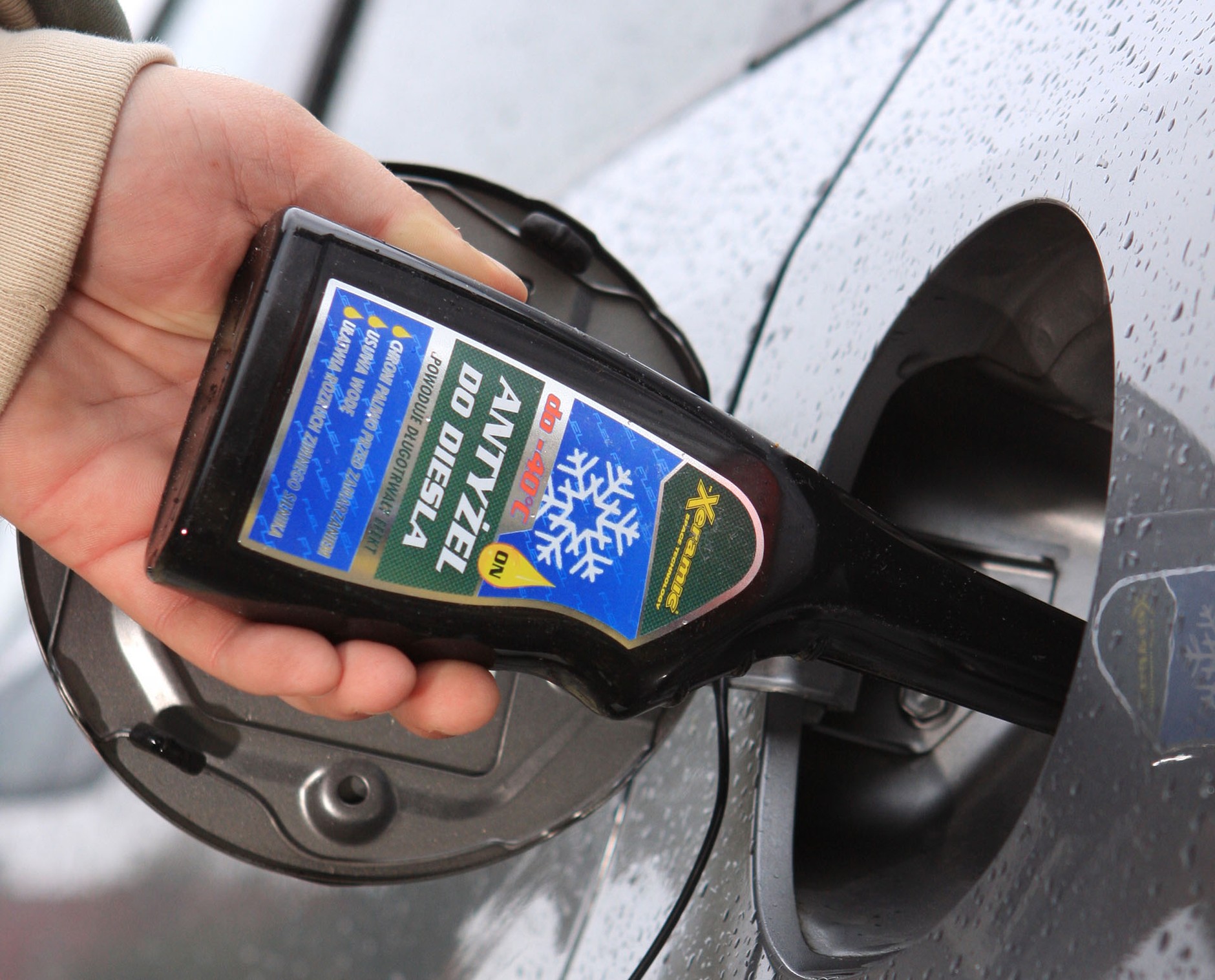 Dodatek do diesla chroniący przed zamarzaniem paliwa w baku