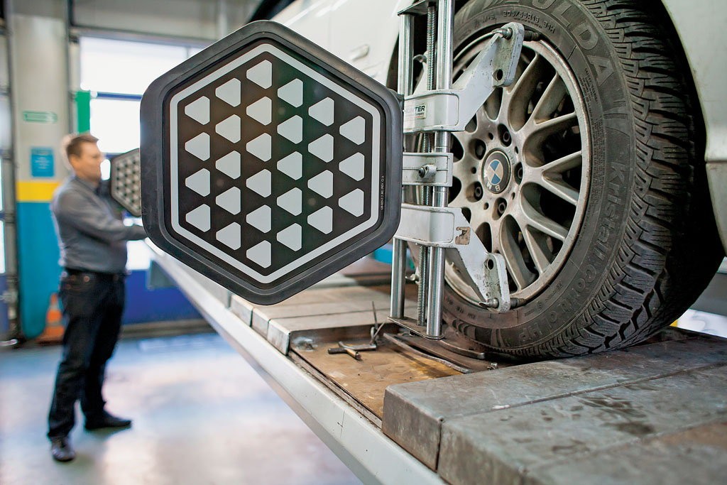 Kontrola geometrii zawieszenia: jeśli opony zimowe zużyły się nierównomiernie, lepiej sprawdzić stan zawieszenia przed założeniem opon na lato. 