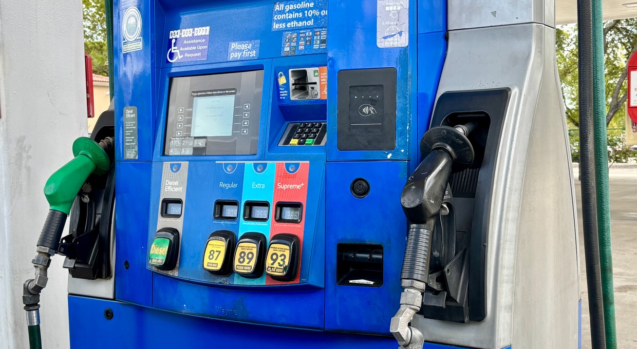 Paliwo w USA jest niewiarygodnie tanie. Uwaga tylko na kolor pistoletu