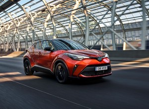 Czy reklama Toyoty C-HR promuje niebezpieczną jazdę?