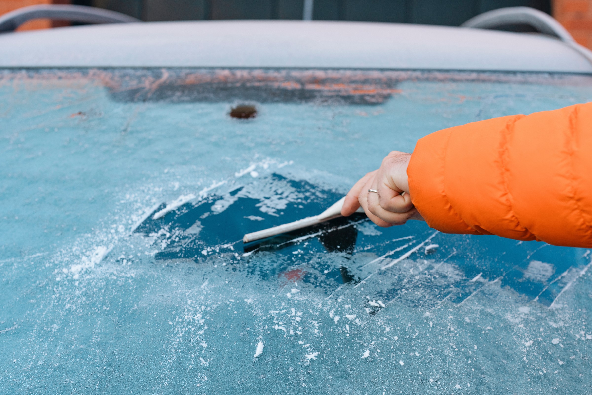 Sposób na zamarźnięte szyby. Ten patent podzielił internautów