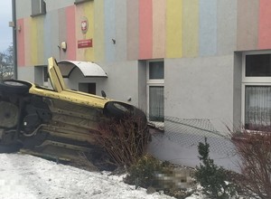 21-latka staranowała Fiatem Panda wejście do przedszkola