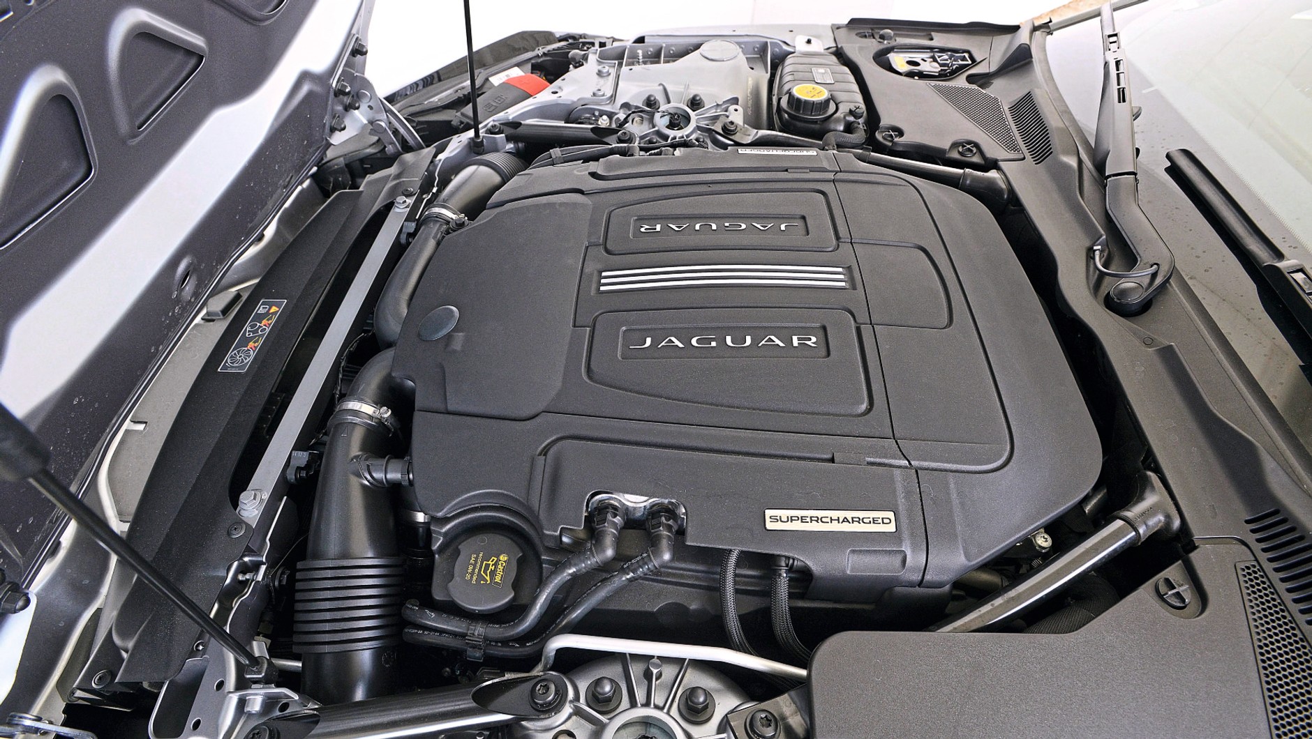 Jaguar ma doładowane V8 pod maską. 