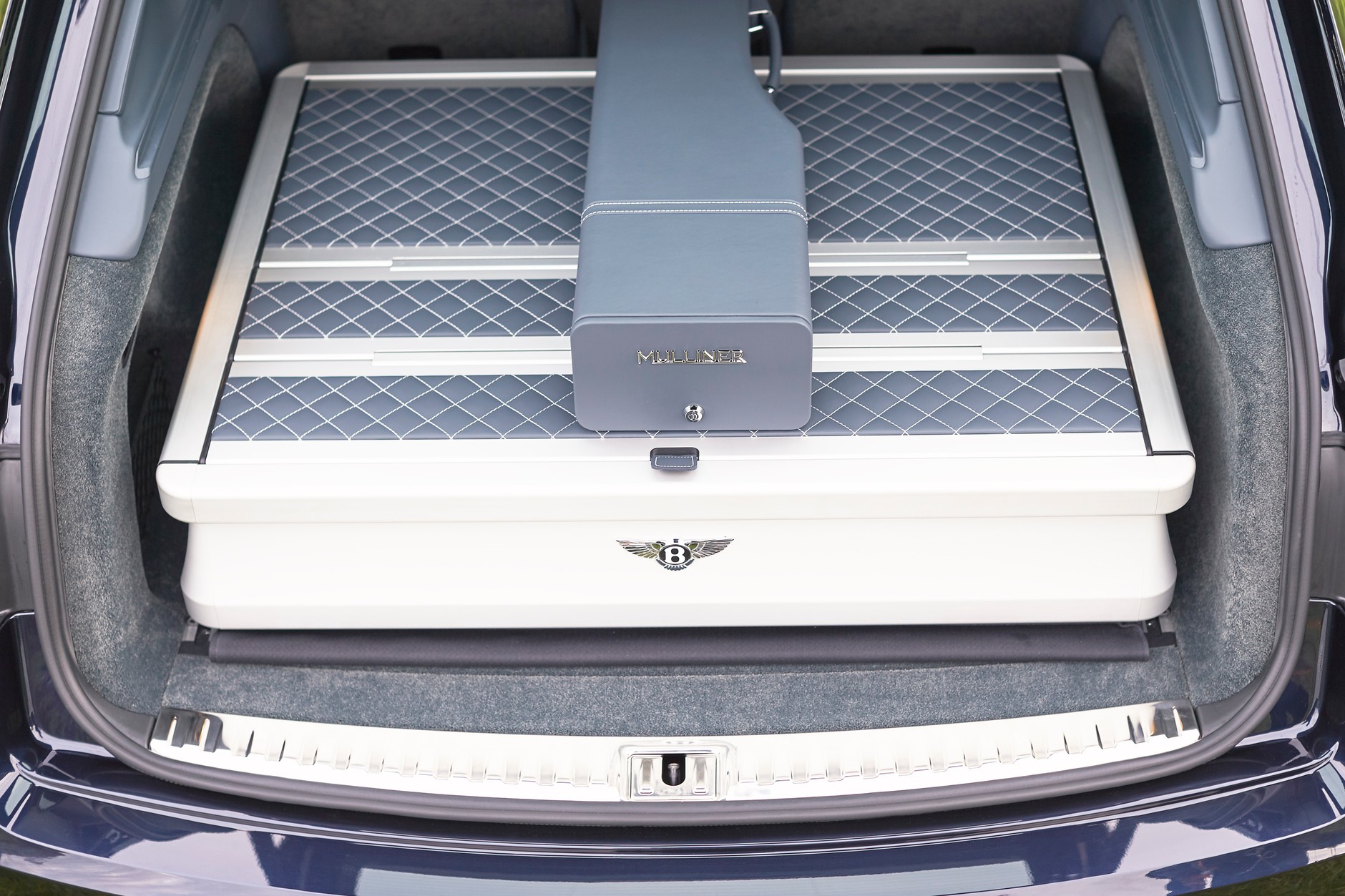 Specjalna zabudowa kryje wysuwane szuflady, by łatwiej dostać się do zawartości. Bentley Bentayga Mulliner