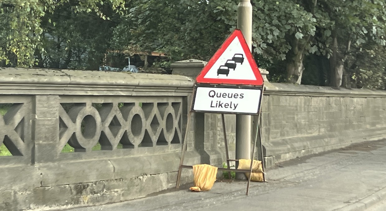 Znaki drogowe w Wielkiej Brytanii to szczyt łopatologii. Absurd czy ułatwienie? [GALERIA]